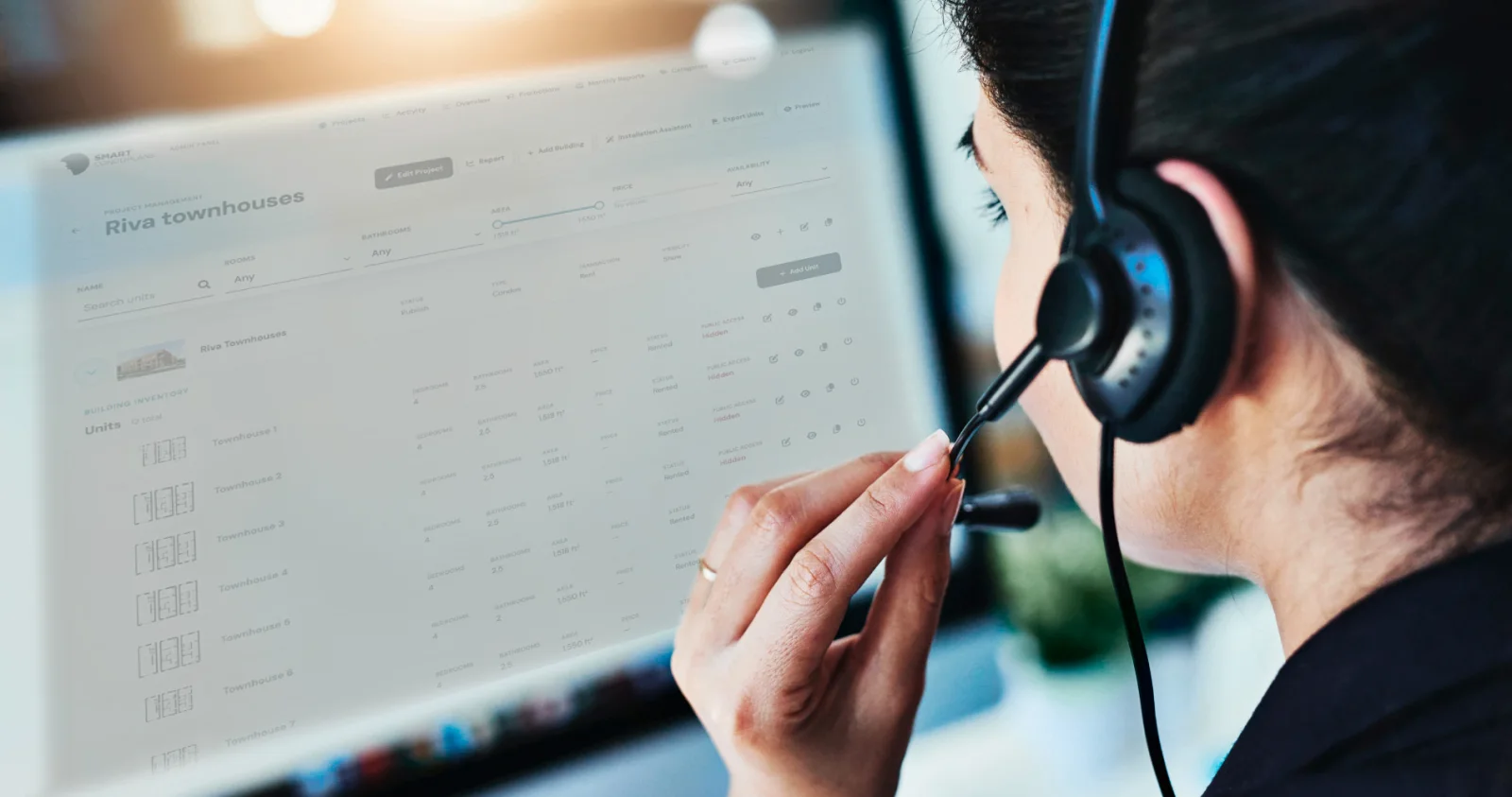 Un spécialiste du service à la clientèle accompagne une équipe immobilière avec Smart Condo Plans