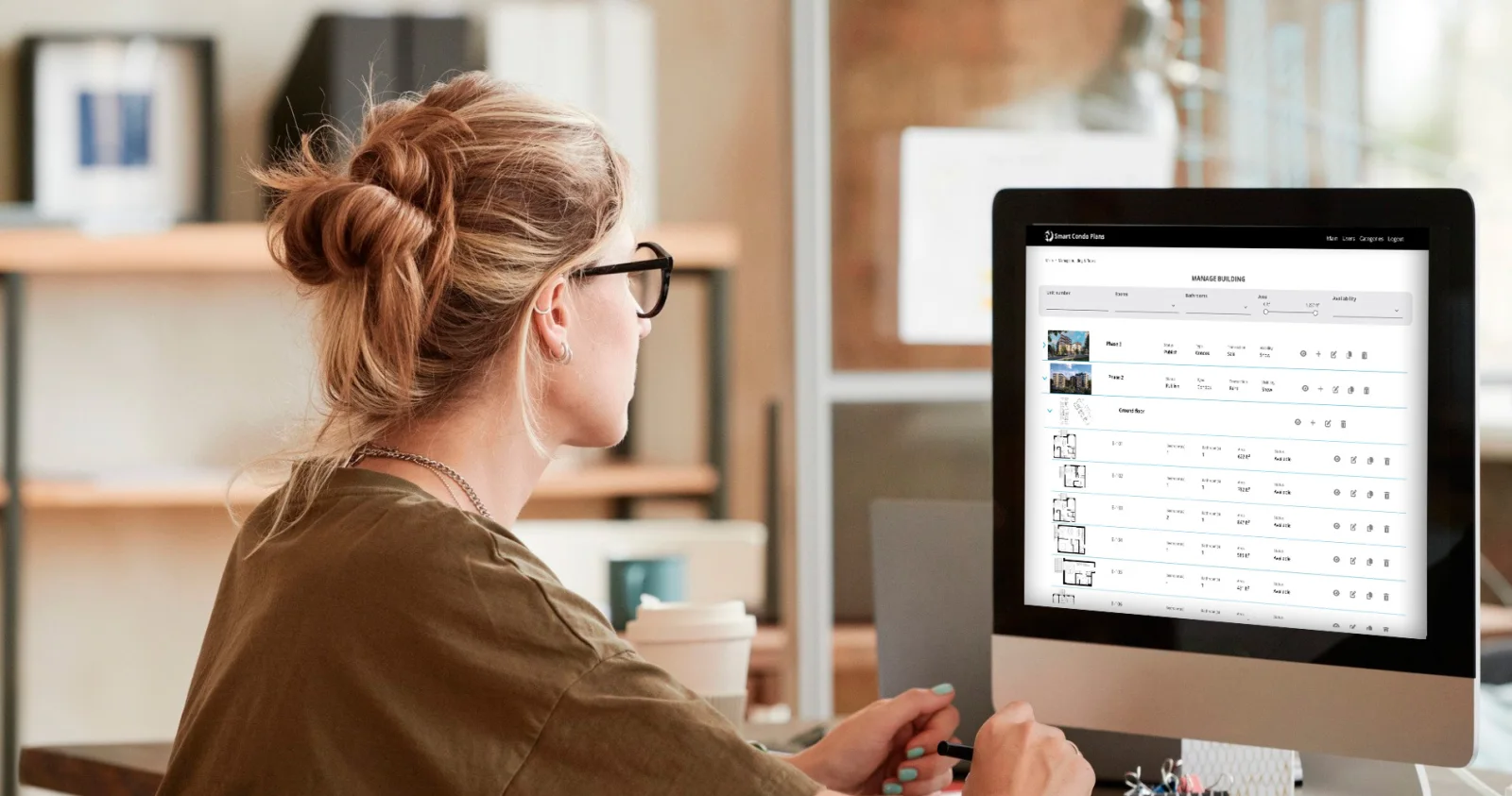 Une professionnelle gère l’inventaire d’un projet dans Smart Condo Plans