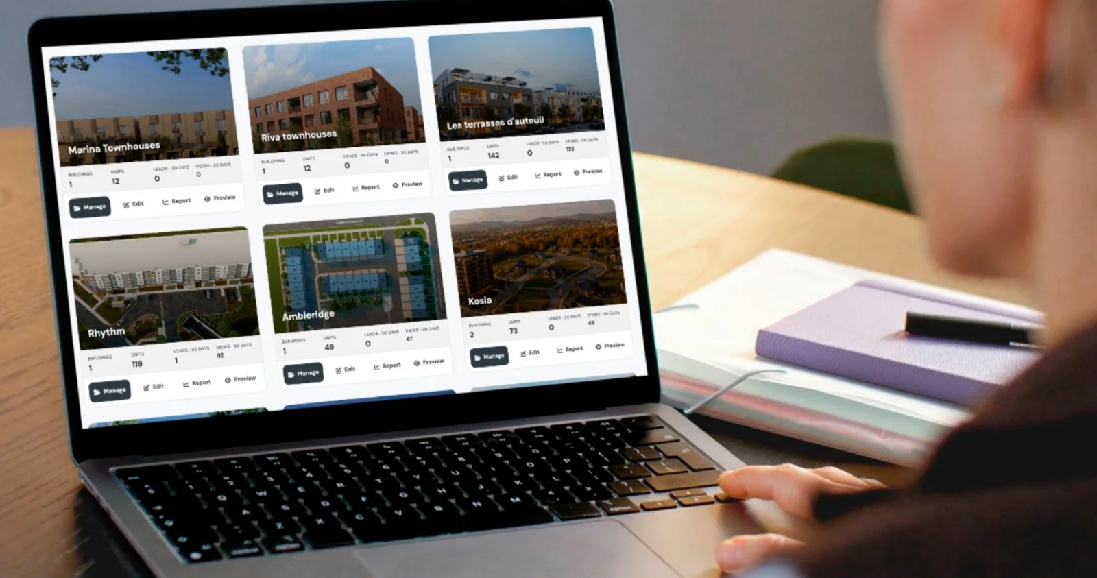 Une gestionnaire consulte son parc immobilier dans Smart Condo Plans